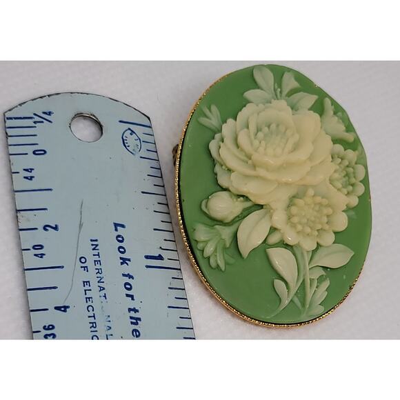 Vintage Acrylic Cameo Brooch Pin Ivory Floral Boquet On Green In Gold Frame Rare - Picture 3 of 6